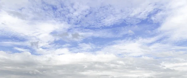 Céu azul fundo com uma pequena nuvens — Fotografia de Stock