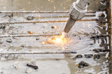 endüstriyel gaz kesiciakrobaty provádění akrobacie a publika vzrušený na 12 únoru 2014 Yala, Thajsko