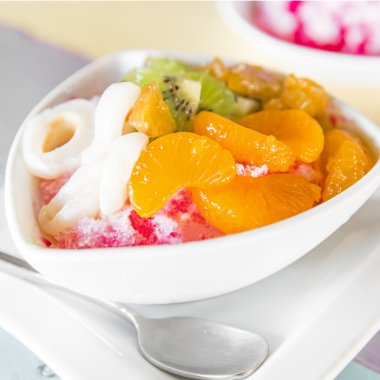 kesilmiş buz tatlı taze meyve ile