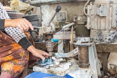 Yeşim delme makinesi