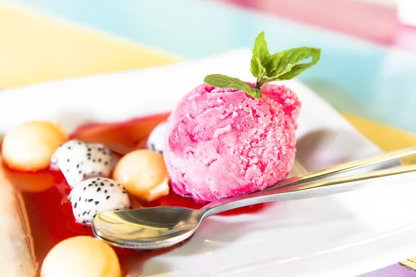 Obstsalat mit Erdbeereis im Teller — Stockfoto