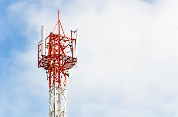 Torre de antenas de telecomunicações — Fotografia de Stock