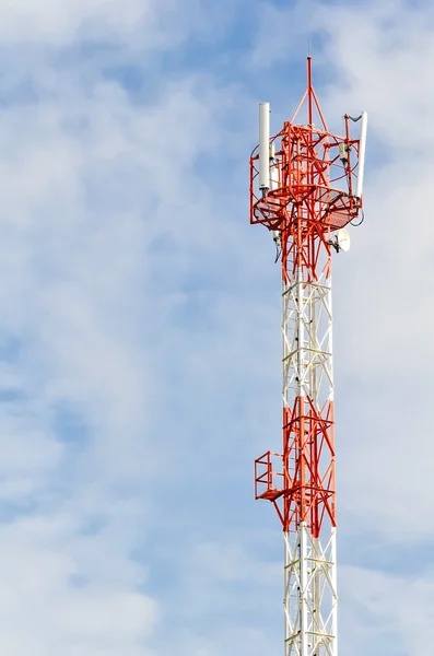 Torre de antenas de telecomunicações — Fotografia de Stock