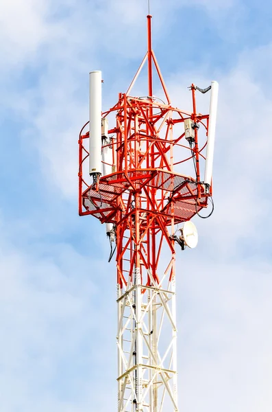 Torre de antenas de telecomunicações — Fotografia de Stock