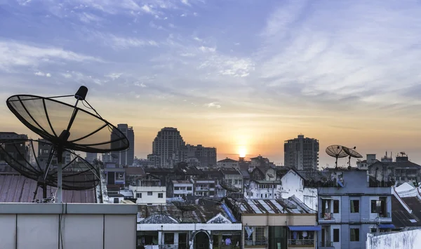 Satelitní anténu na střeše při západu slunce — Stock fotografie