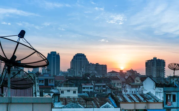 Antena parabólica céu pôr do sol — Fotografia de Stock