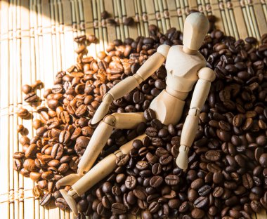 kahve çekirdekleri ile kaplı manken