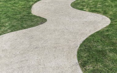 bir parkta yürüyüş ve yeşil çim