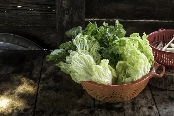 木製の背景に野菜バスケット — ストック写真