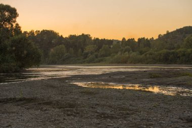 Yaz günbatımı nehirde, gün batımı deniz kenarında.