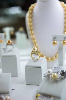 Kuyumcu vitrininde yapay mücevher taşları var..