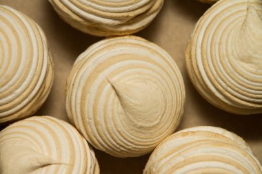 Kahverengi kraft kağıdında vanilyalı şekerlemeler. Kremalı tatlı.