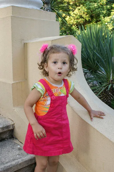 Surprised Little Girl Dress Surprised Street — Stock Photo, Image