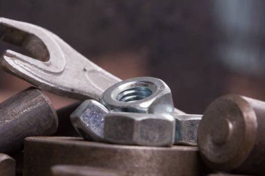 Eski el aletleri, pense tornavida anahtarı paslanmış demir metal aletler garaj plakasında..