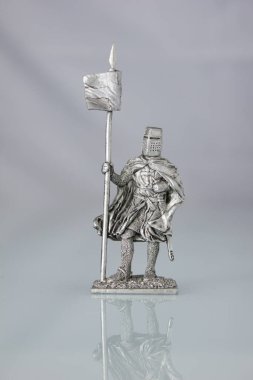 Ortaçağ şövalyelerinin teneke askerleri. Sancaklı bir şövalye