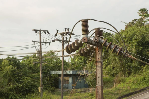 Sıcak Asya Ülkesinin Elektrik Yalıtıcılarında Elektrik Yalıtıcıları — Stok fotoğraf