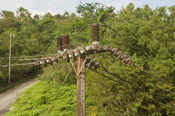 Sıcak Asya Ülkesinin Elektrik Yalıtıcılarında Elektrik Yalıtıcıları — Stok fotoğraf