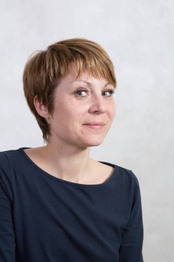 Sıcak bir yaz akşamında, nehrin kıyısındaki dik yamaçta genç bir kadın..