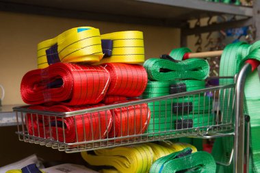 Endüstriyel dikiş makinesi ağ askısı dikiyor. Tekstil askısı ve kravat askısı üretimi