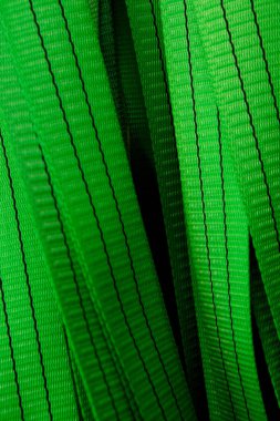 Endüstriyel dikiş makinesi ağ askısı dikiyor. Tekstil askısı ve kravat askısı üretimi