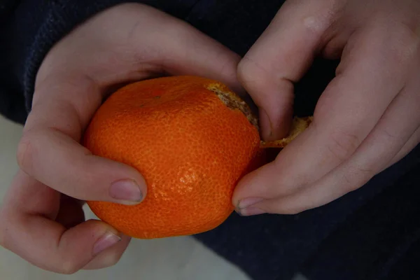 Child Dirty Hands Cleans Tangerine — Stock Photo, Image