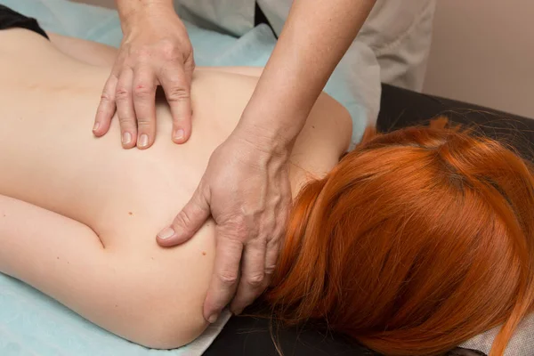 Tedavi edici zevk yorgun endişeli adam Masaj