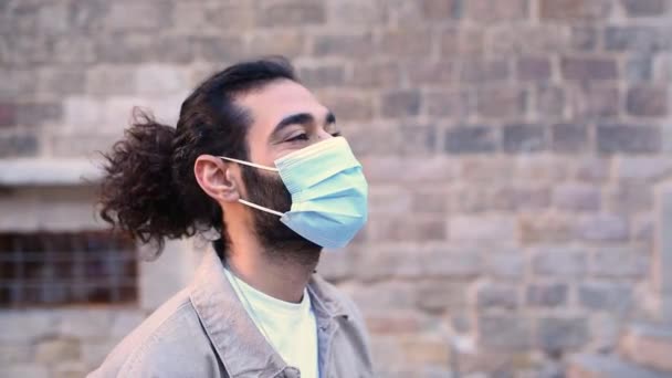 Hombre hispano disfrutando del aire fresco durante pandemia — Vídeos de Stock