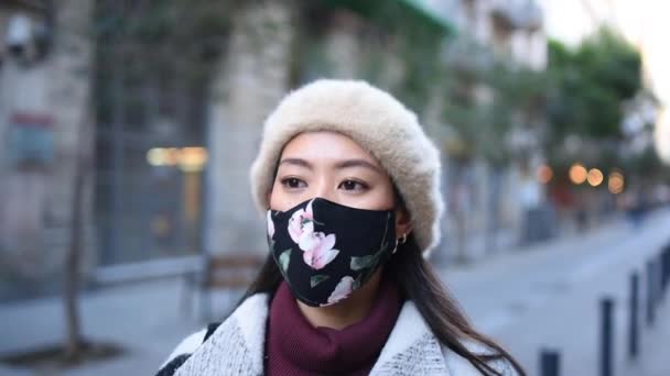 Boldog kínai nő leveszi a maszkot az utcán — Stock videók