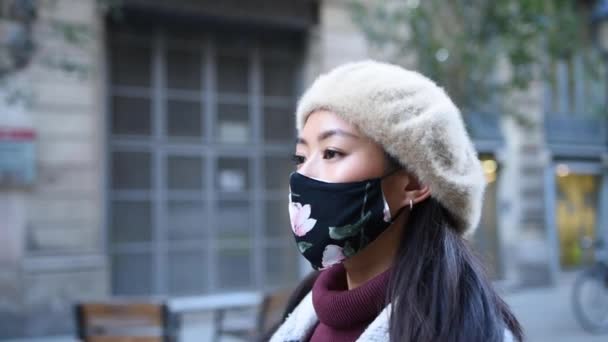 Asian woman taking off mask on street — Stock Video