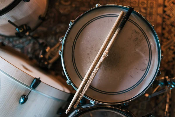 Wooden drumsticks on drum after concert — Stock Photo, Image