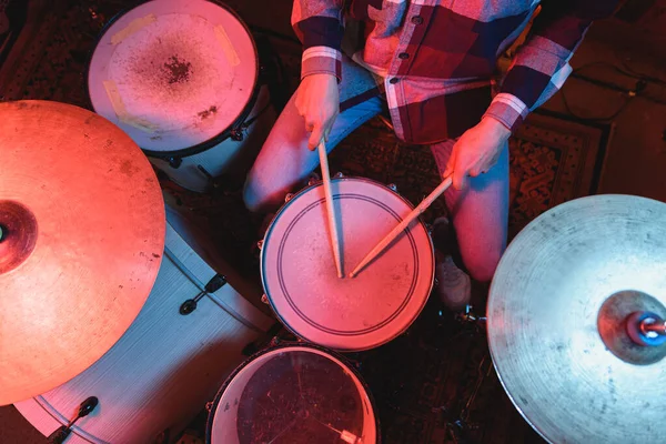 Anonymous musician playing drums during concert — Stock Photo, Image