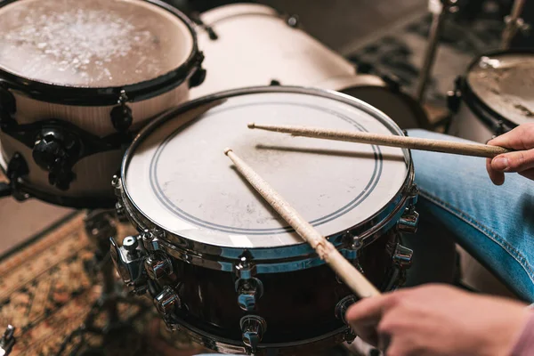 Cropped music player playing drum set — Stock Photo, Image