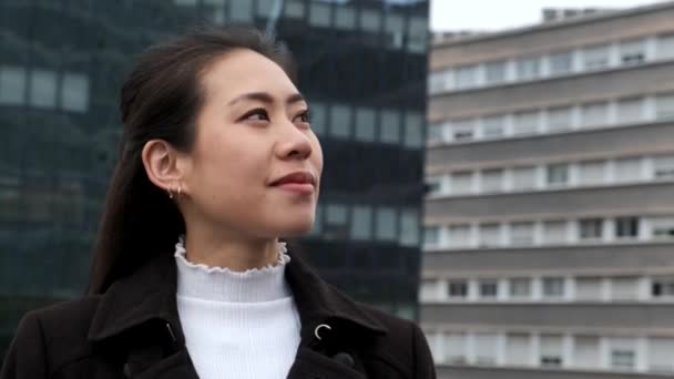 Asian businesswoman on city street — Stock Video