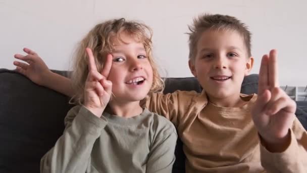 Щасливі діти жест V знак — стокове відео