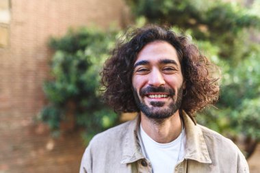 Sokaktaki mutlu İspanyol adam