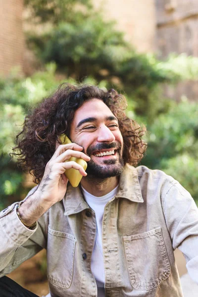 Feliz hombre hispano hablando en celular — Foto de Stock