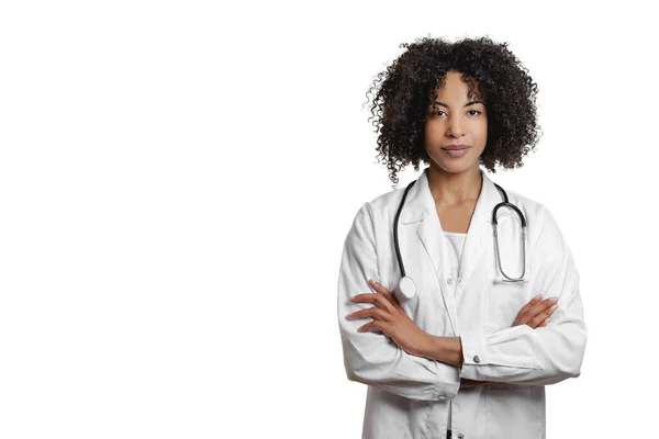 Boynunda steteskop olan, tıbbi giysili Afrikalı bir doktor.