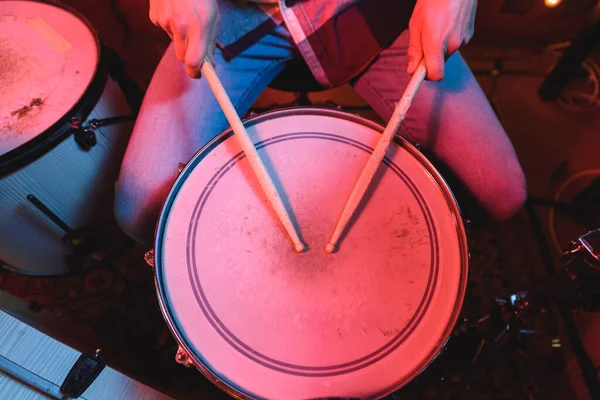 Unrecognizable drummer playing on stage — Stock Photo, Image