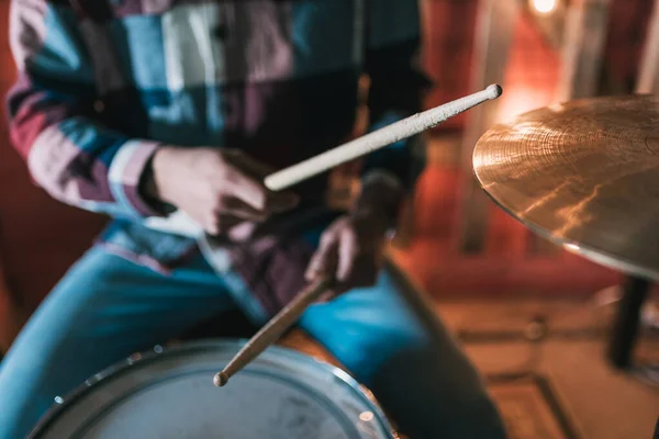 Male musician playing drums on stage during rehearsal — Stock Photo, Image