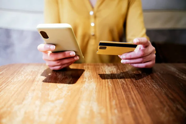 Невідома біла жінка купує онлайн зі своїм телефоном і кредитною карткою — стокове фото