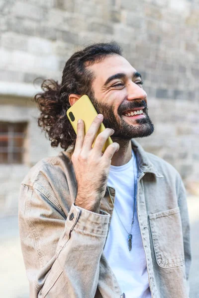 Hombre alegre hablando en smartphone en la ciudad — Foto de Stock