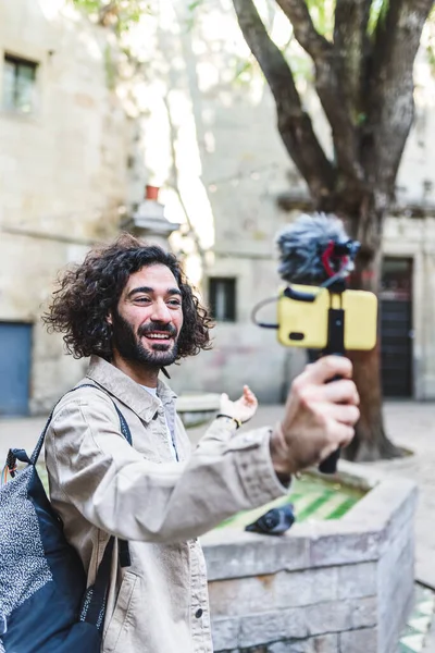 Χαμογελώντας blogger καταγραφή βίντεο στο δρόμο — Φωτογραφία Αρχείου