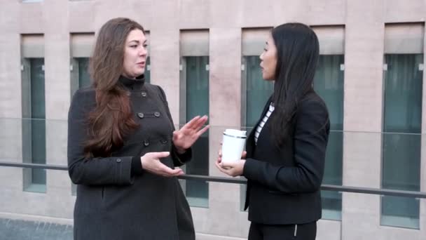 Wanita multietnis ceria berbicara di kota — Stok Video
