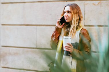 kadın kahve konuşmak smartphone ile