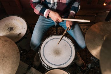 Canlı müzikal performans sırasında bateri çalan isimsiz bir müzisyenin tepesinden
