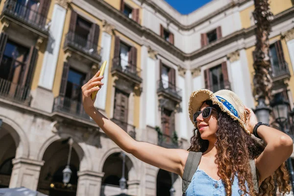 Νεαρή Τουρκάλα Ταξιδιώτισσα Που Φοράει Ψάθινο Καπέλο Και Γυαλιά Ηλίου — Φωτογραφία Αρχείου