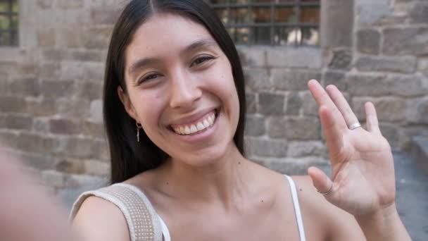 Весела Латиноамериканська Жінка Туристка Махає Рукою Показує Знак Під Час — стокове відео
