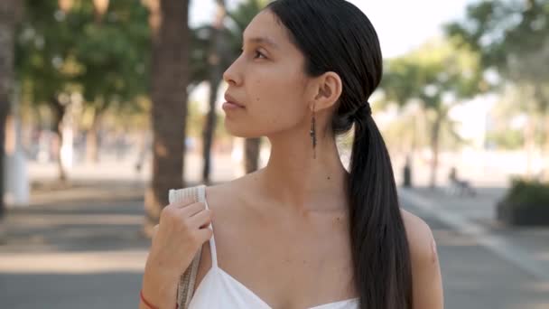 Радісна Латиноамериканка Довгим Темним Волоссям Яка Озирається Посміхається Парку Сонячний — стокове відео