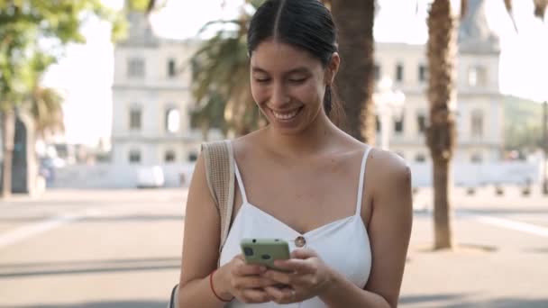 Tracking Shot Happy Latin American Woman Bag Looking Smile Texting — Αρχείο Βίντεο