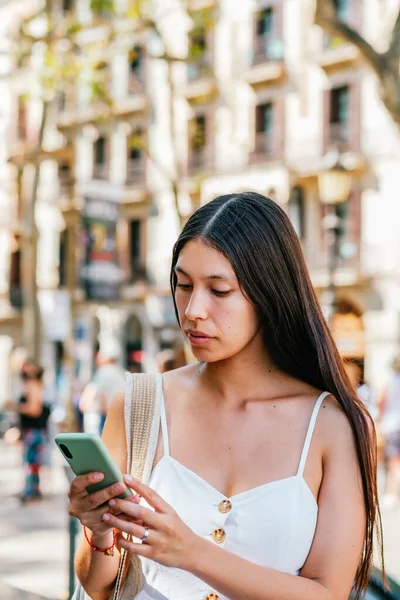 Latin Amerikai Női Görgetés Hírek Közösségi Média Okostelefonon Miközben Áll — Stock Fotó